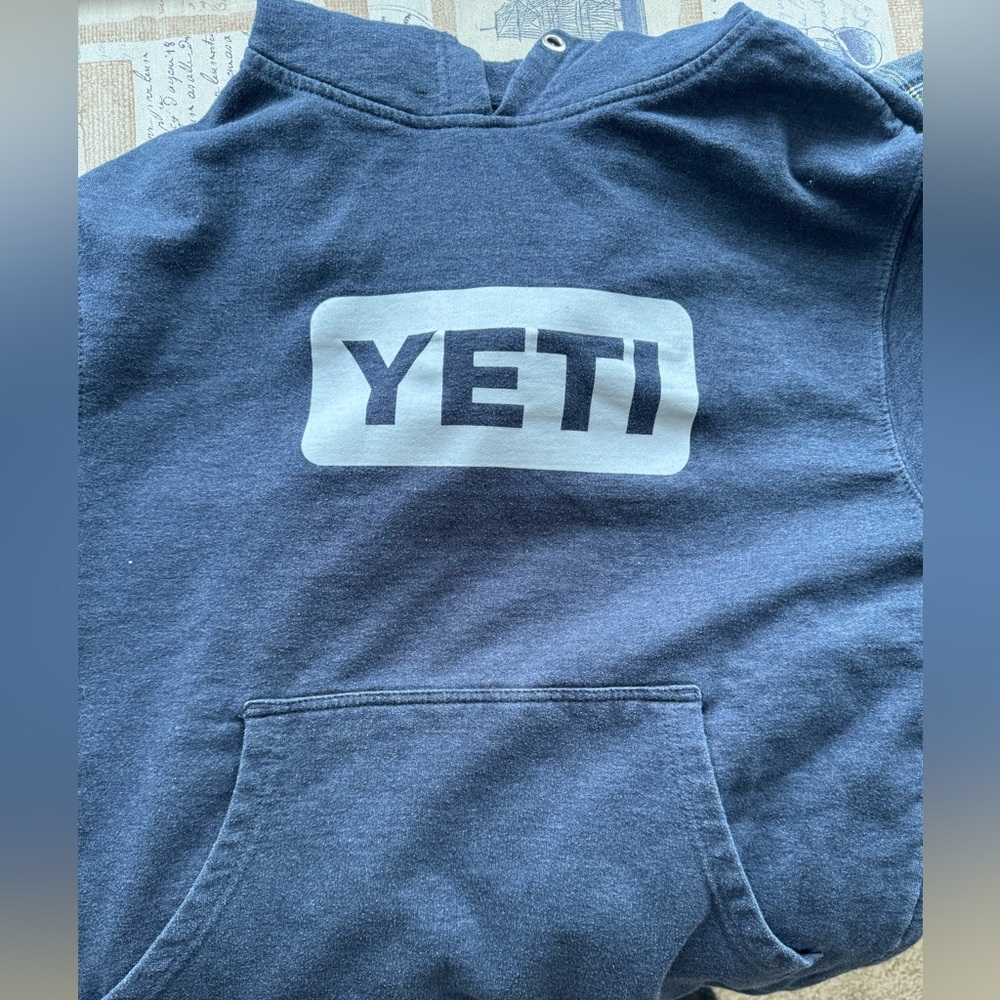 Men’s small yeti logo hoodie